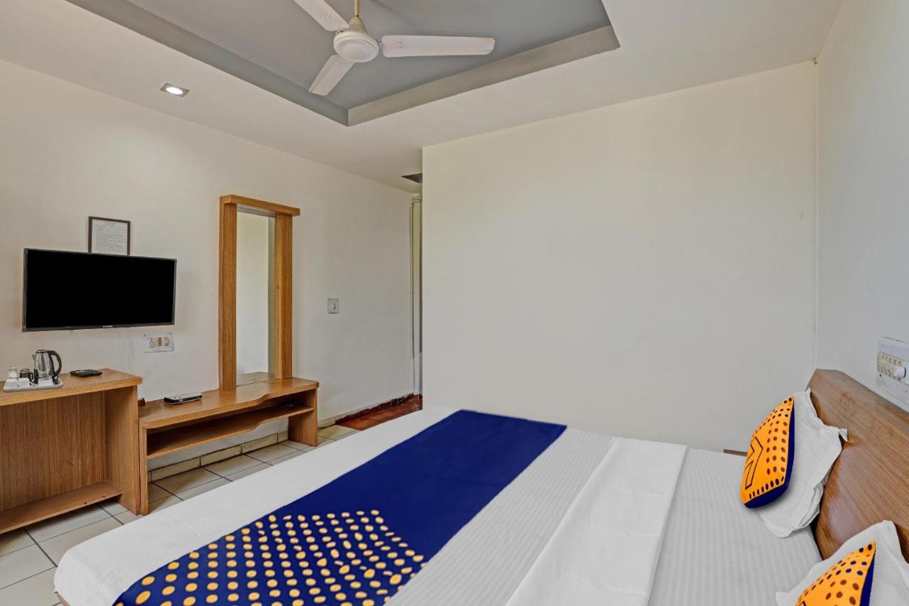 Oyo Flagship 80463 Hotel Mini Palace Vadodara Exterior photo